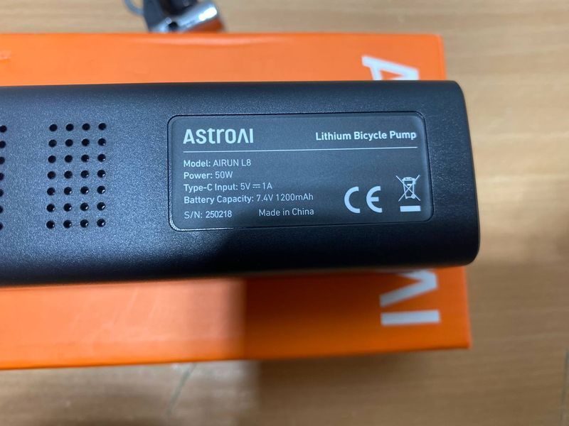 Акумуляторний компресор AstroAI L8 150PSI з LCD-дисплеєм та LED-ліхтариком a8-29 фото