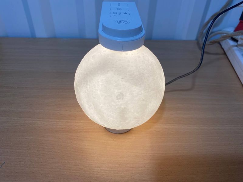 Лампа-будильник RETEYUNG Moon у формі місяця з RGB підсвічуванням 8 кольорів b-3  фото